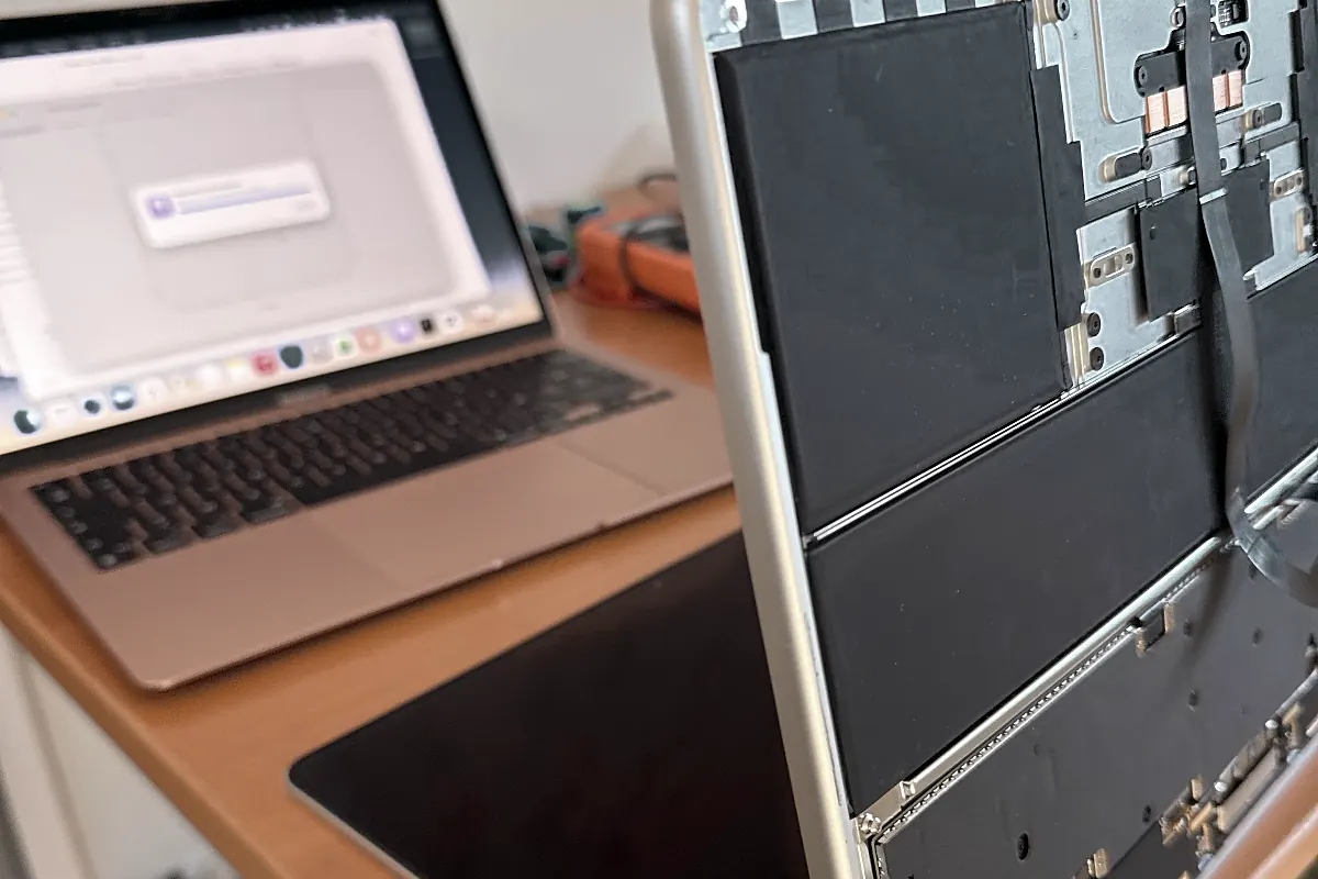 Le MacBook Air ouvert, relié à un second Mac pour la restauration du système