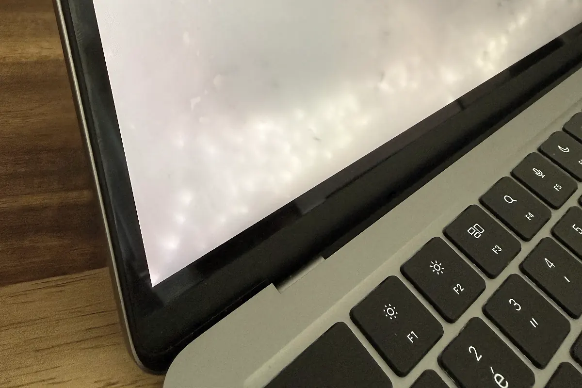 Les traces de liquide visibles en bas de l’écran du MacBook Air
