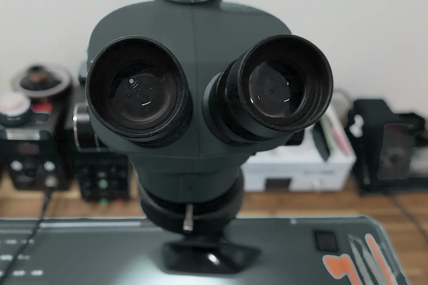 Le microscope binoculaire de l’atelier, vu de face