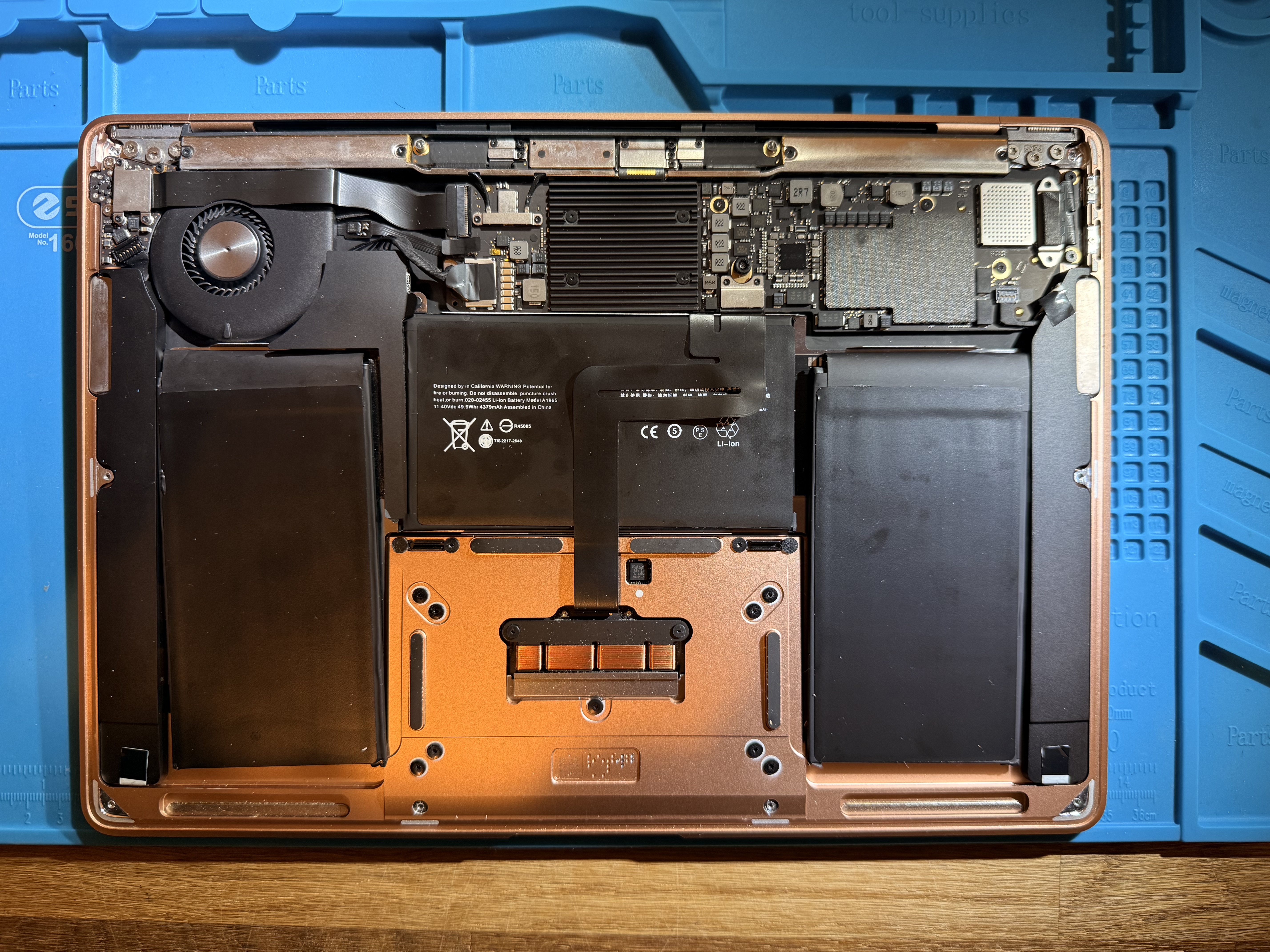 picture of bottom of the Mac which show the fake battery and the logic board