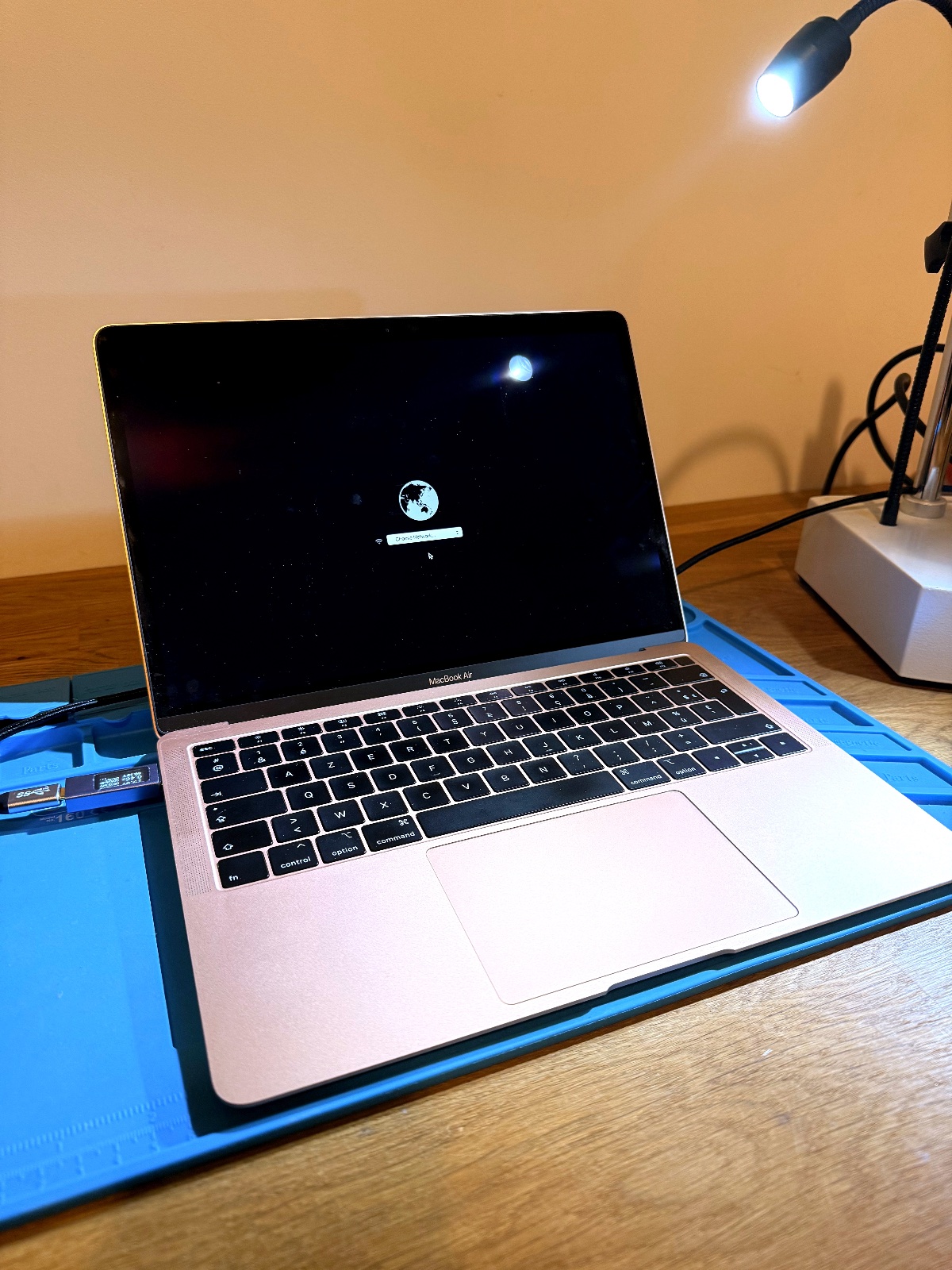 Un MacBook, à son arrivée à l’établi.